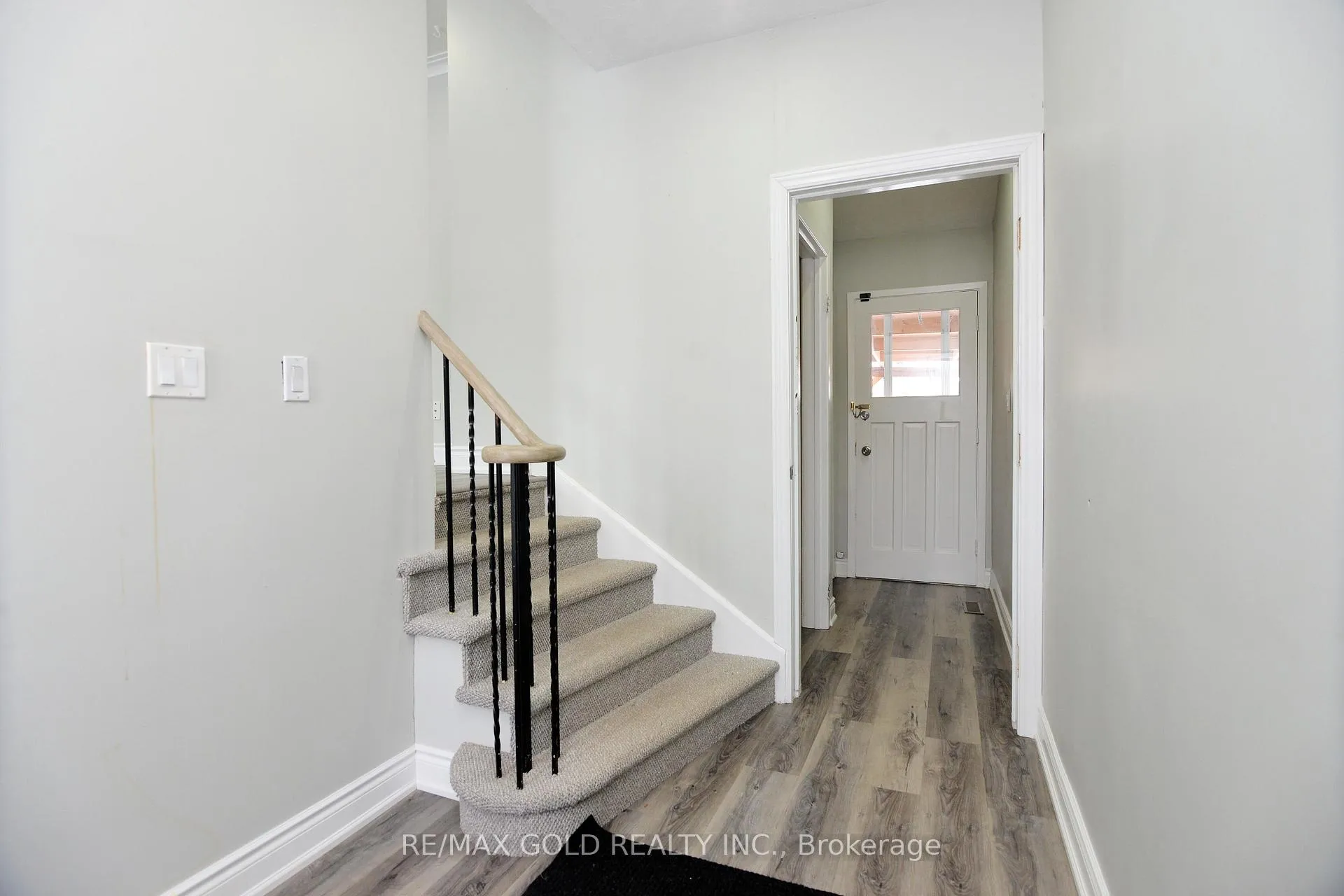 Photo 2 of 70 Greystone Crescent, Halton Hills, Georgetown — HOMEH