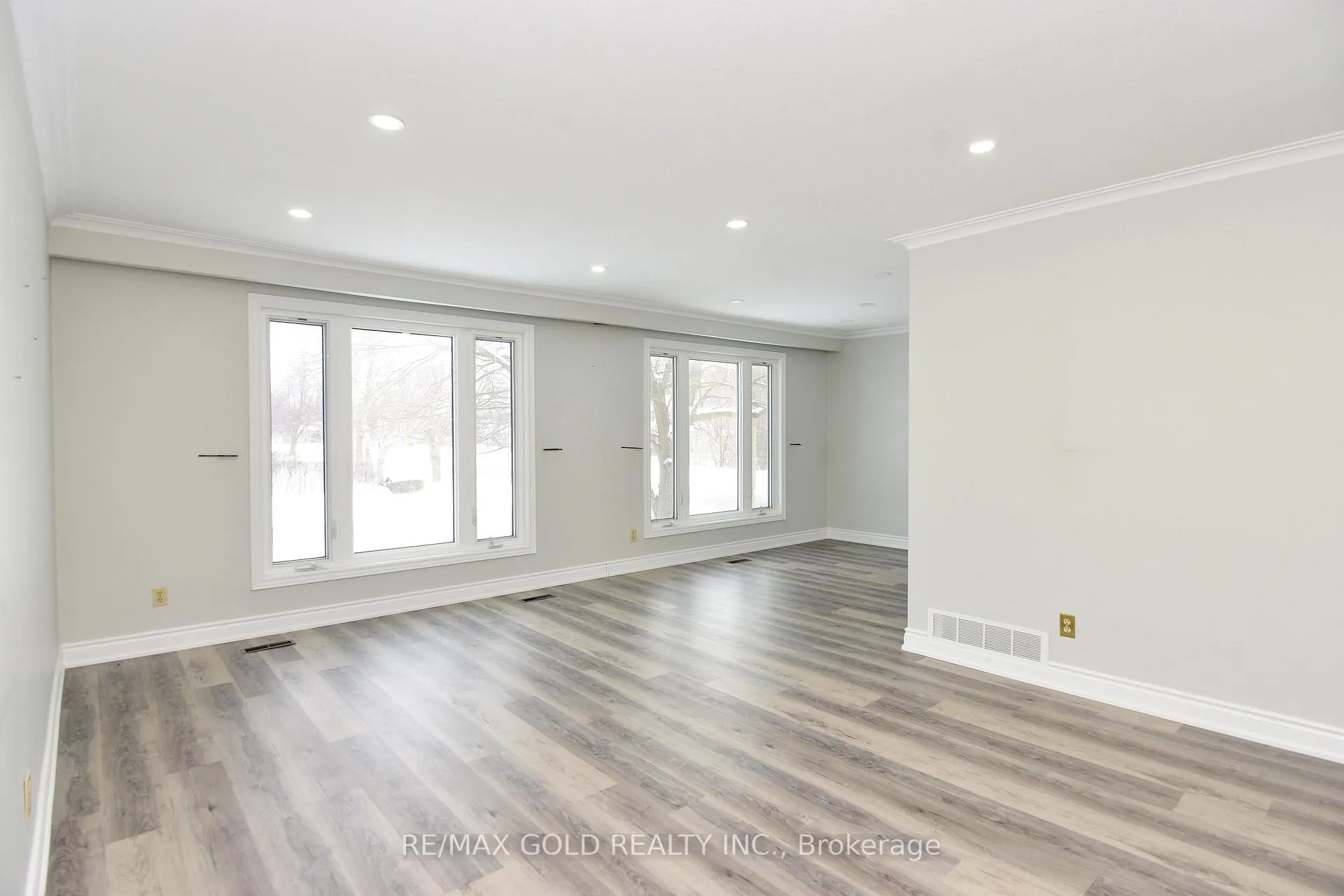 Photo 3 of 70 Greystone Crescent, Halton Hills, Georgetown — HOMEH