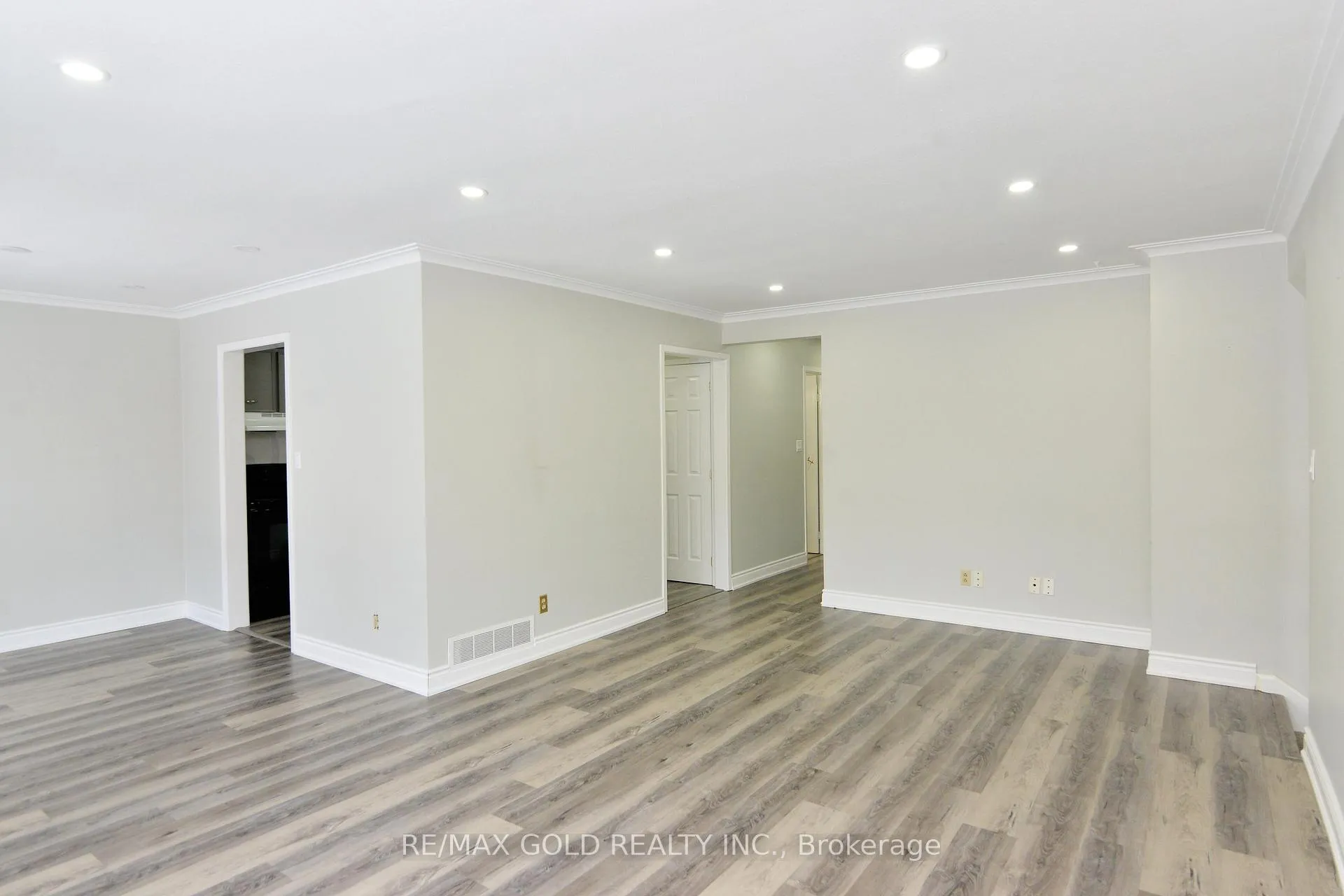 Photo 4 of 70 Greystone Crescent, Halton Hills, Georgetown — HOMEH