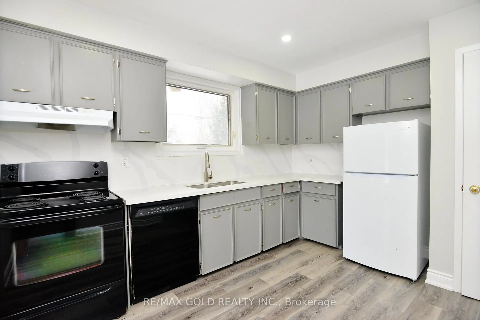 Photo 9 of 70 Greystone Crescent, Halton Hills, Georgetown — HOMEH