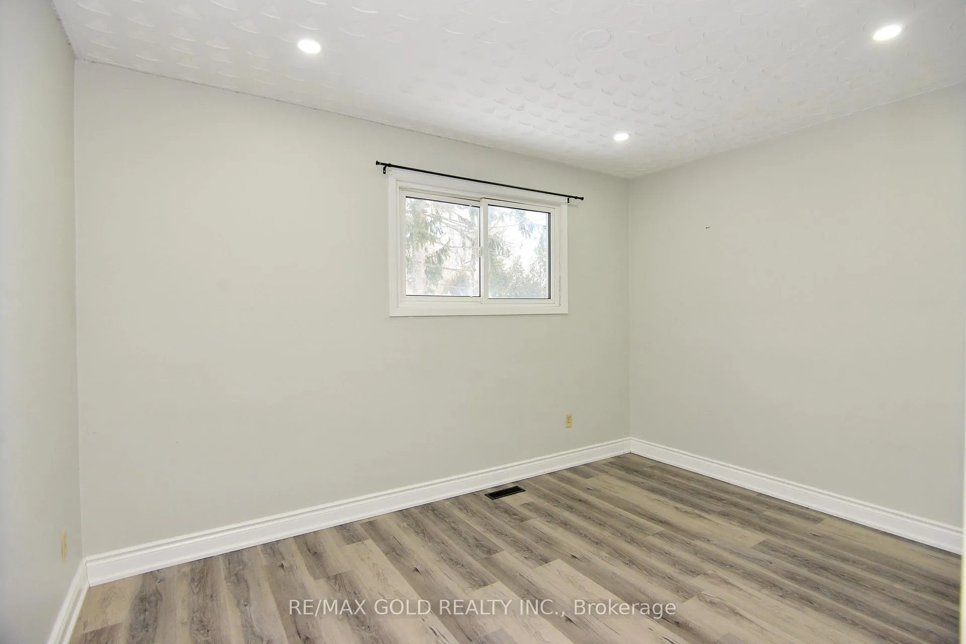 Photo 12 of 70 Greystone Crescent, Halton Hills, Georgetown — HOMEH