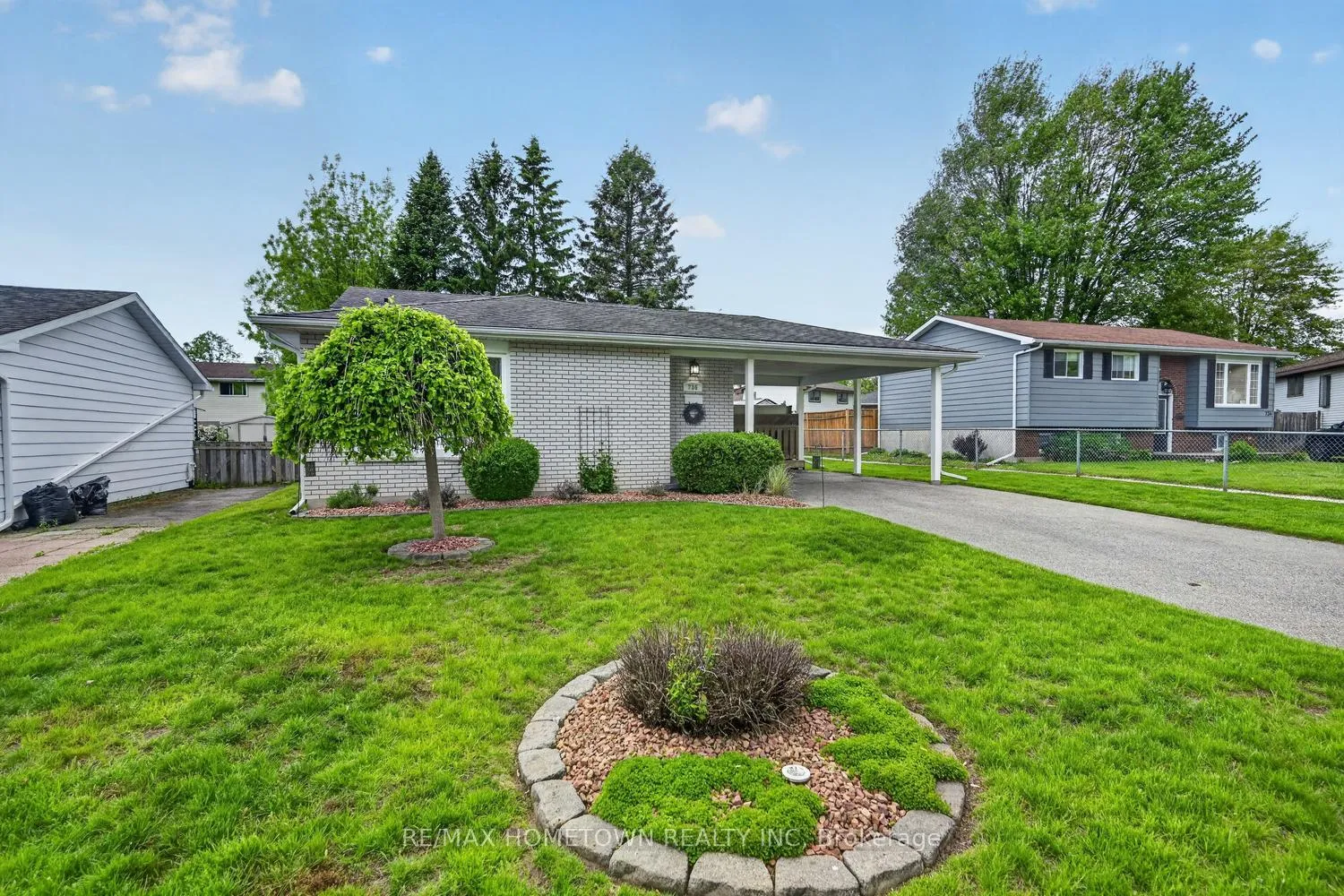 Photo 2 of 736 Comstock Crescent, Brockville — HOMEH