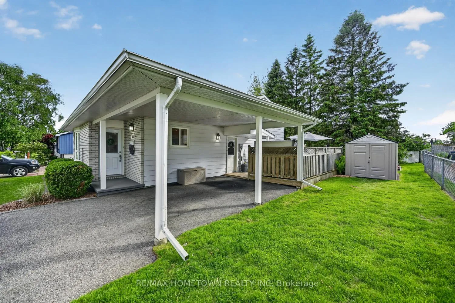 Photo 3 of 736 Comstock Crescent, Brockville — HOMEH