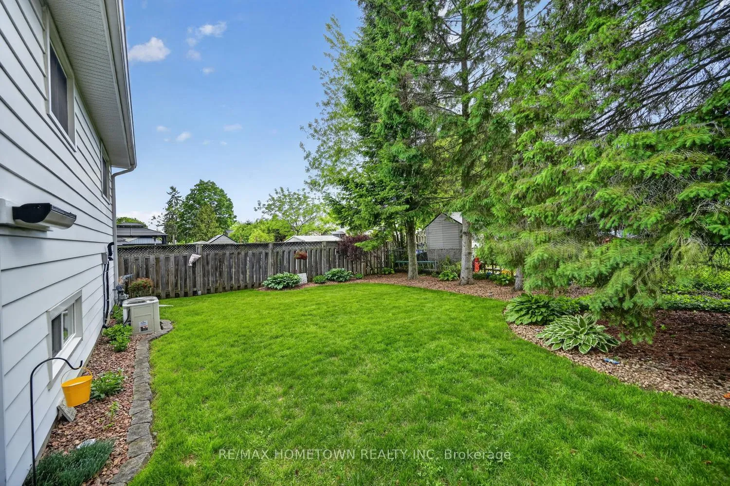 Photo 5 of 736 Comstock Crescent, Brockville — HOMEH