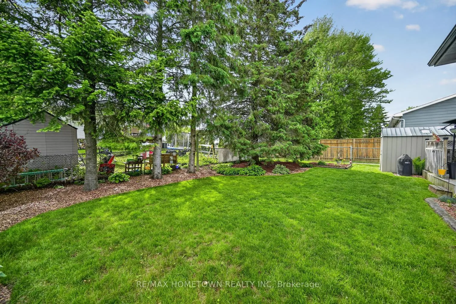 Photo 7 of 736 Comstock Crescent, Brockville — HOMEH
