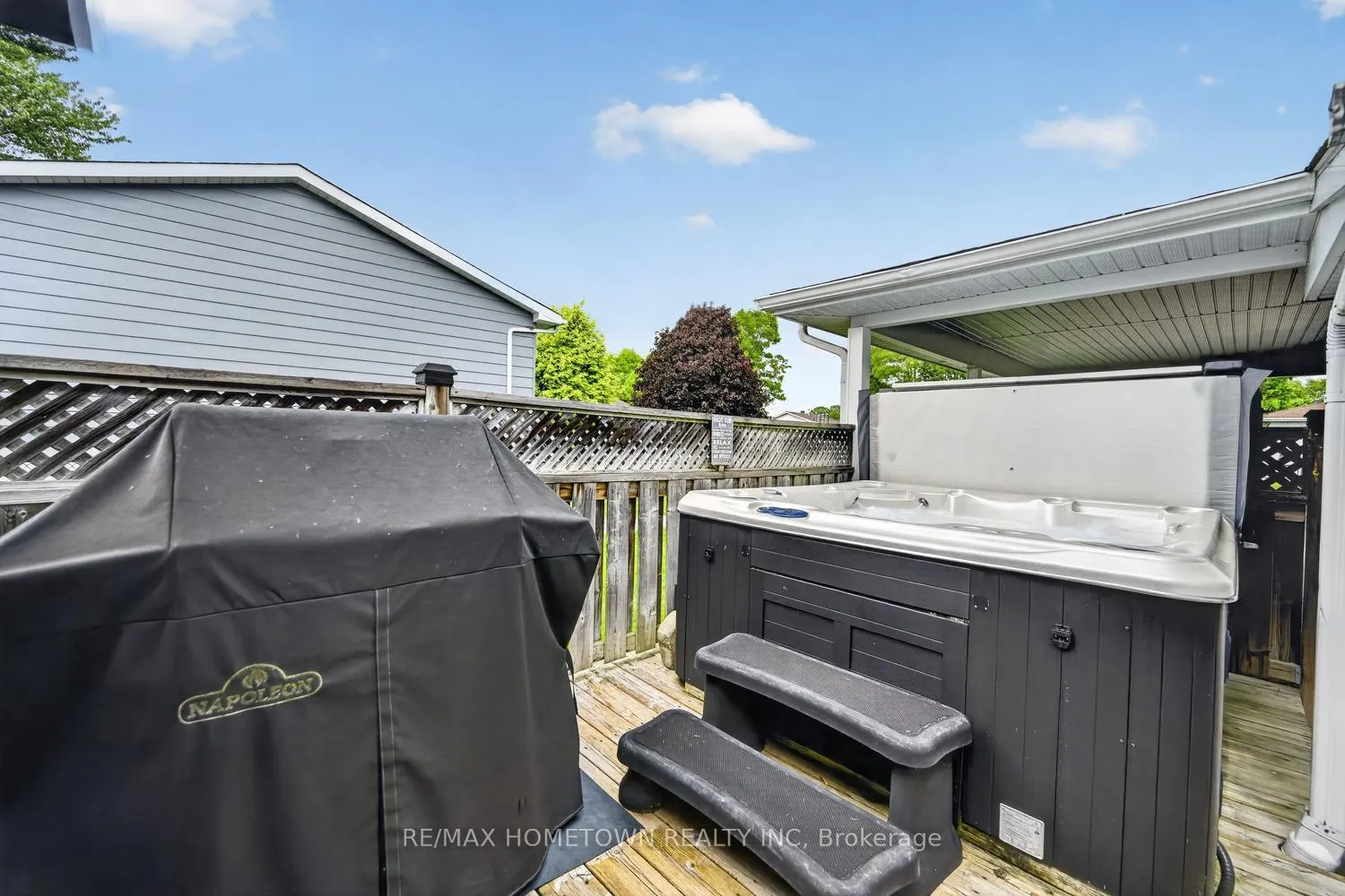 Photo 11 of 736 Comstock Crescent, Brockville — HOMEH