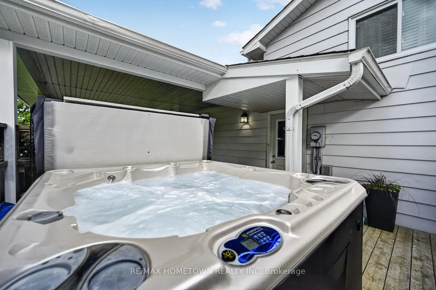 Photo 12 of 736 Comstock Crescent, Brockville — HOMEH