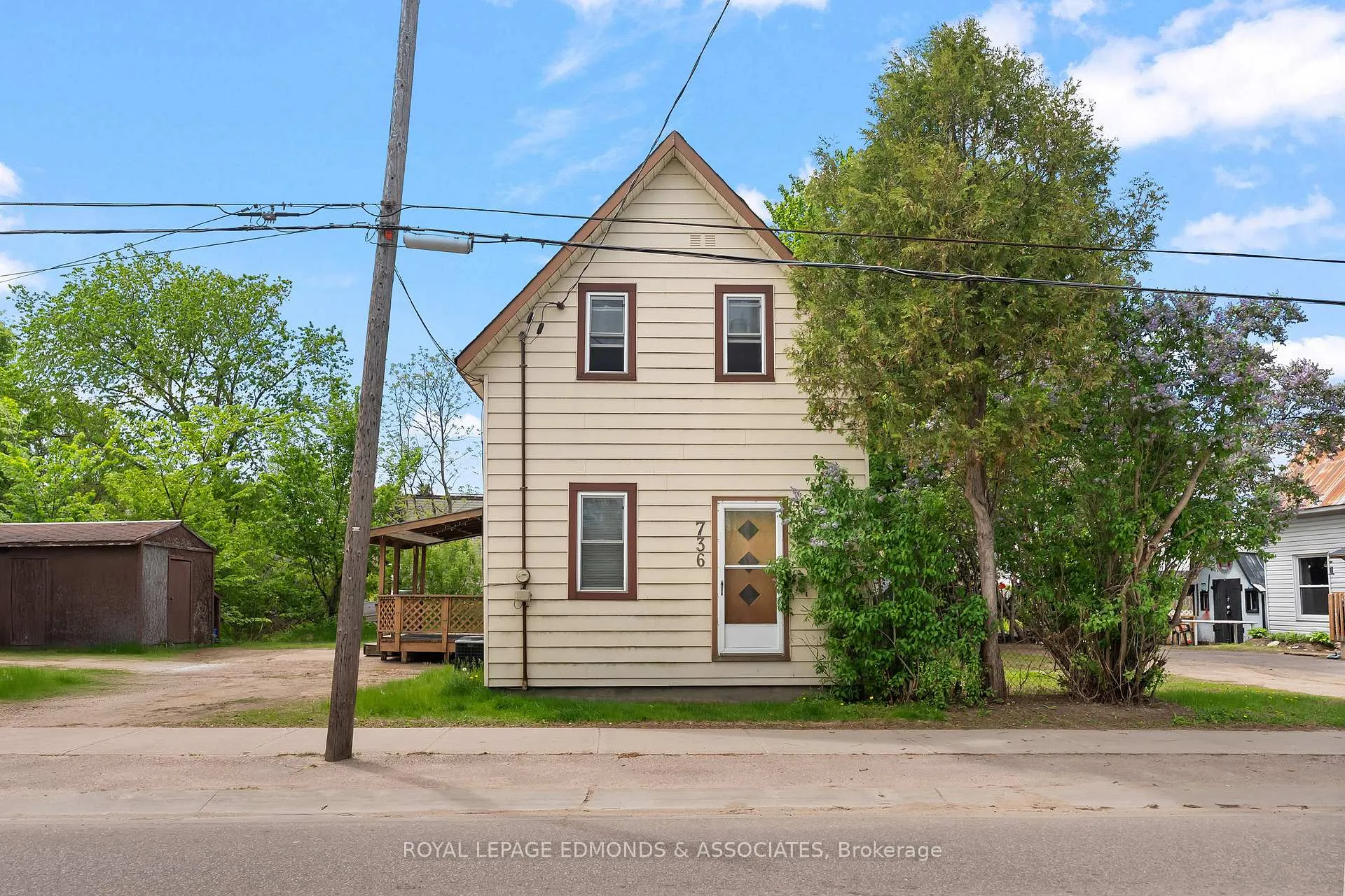 Front of 736 Pembroke Street W