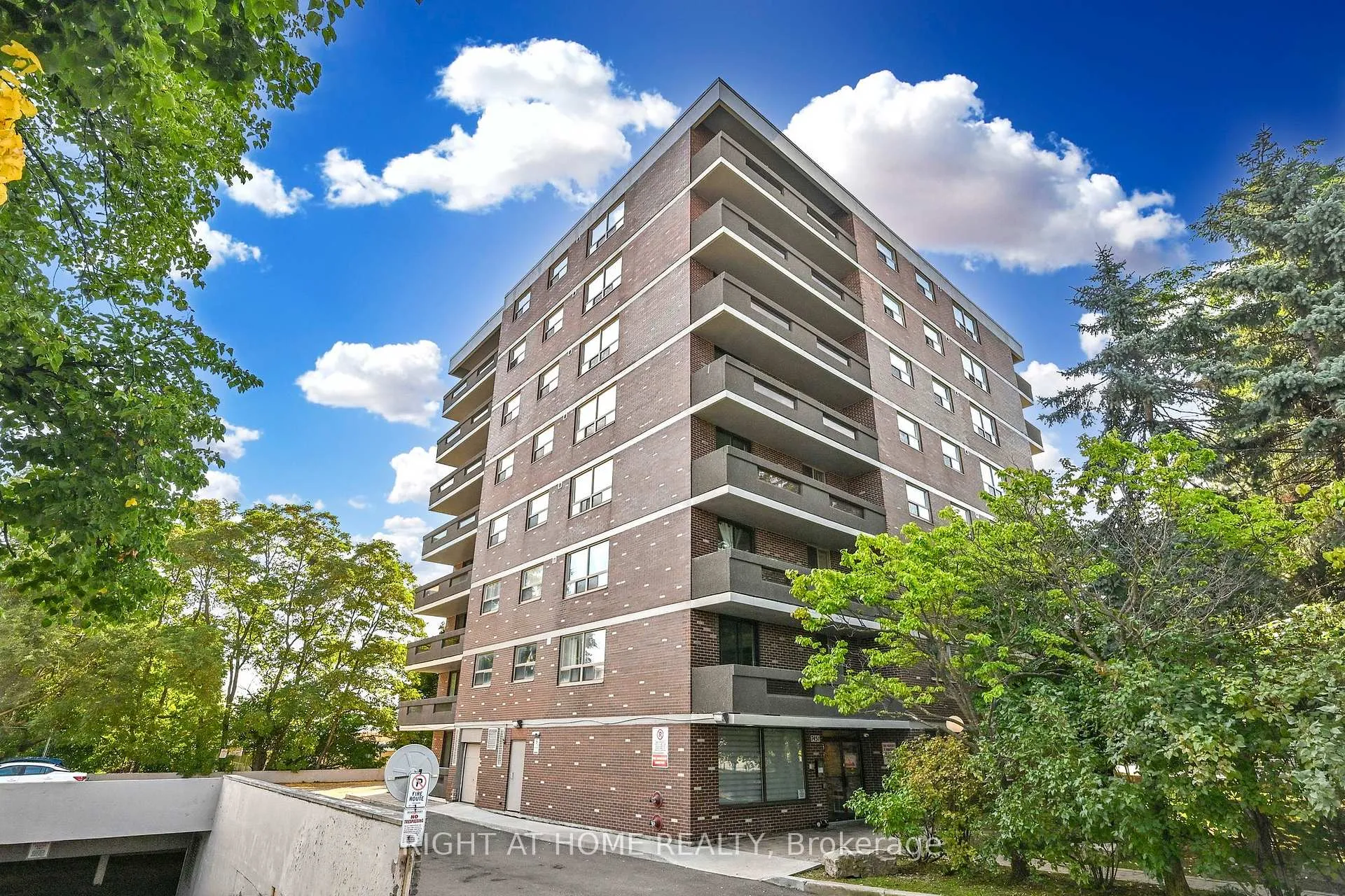 Photo 2 of Unit 704, 7451 Yonge Street E, Markham, Thornhill — HOMEH