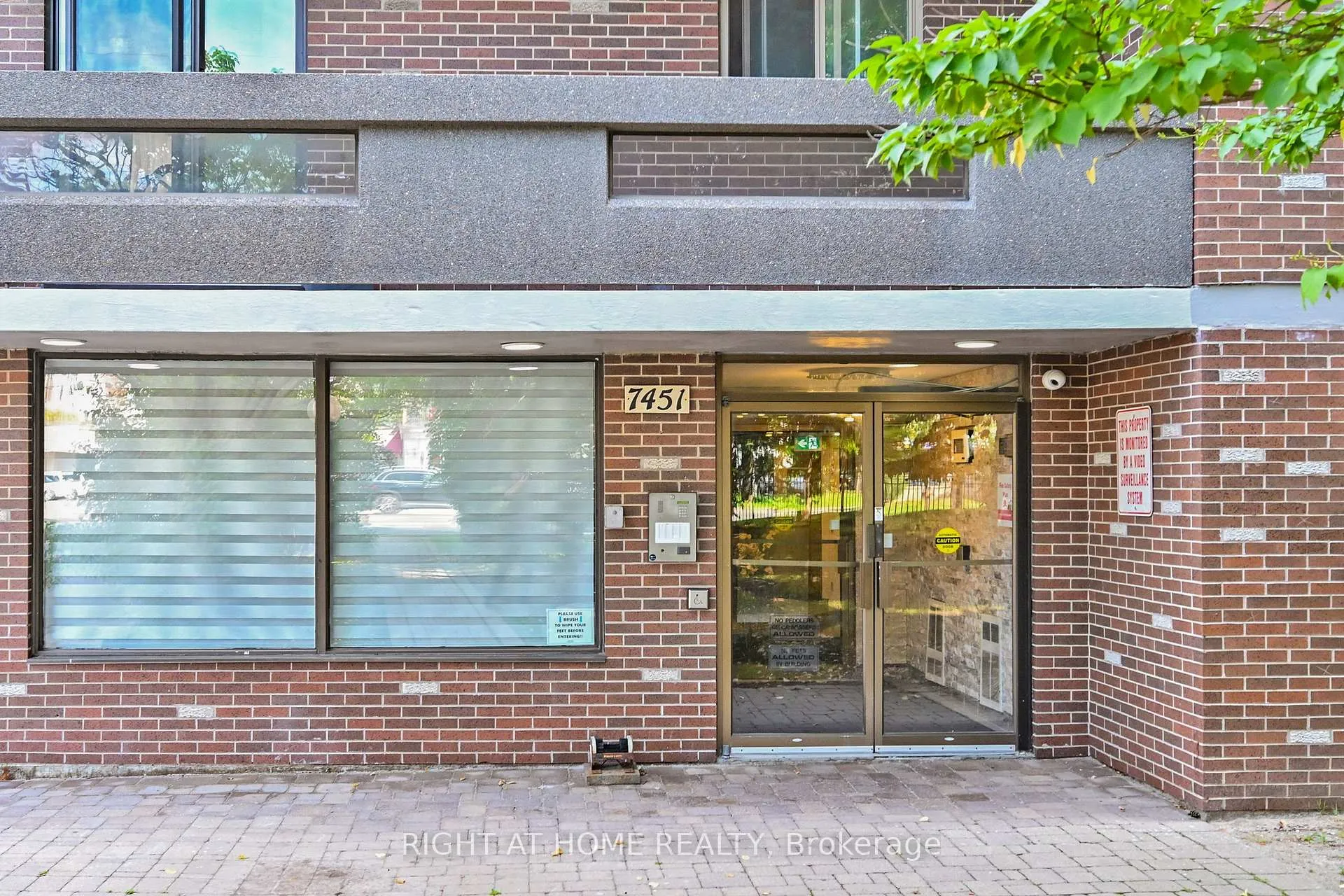 Photo 3 of Unit 704, 7451 Yonge Street E, Markham, Thornhill — HOMEH