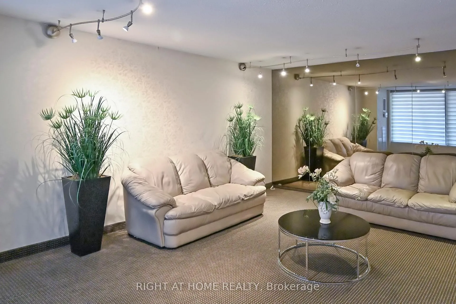 Photo 4 of Unit 704, 7451 Yonge Street E, Markham, Thornhill — HOMEH