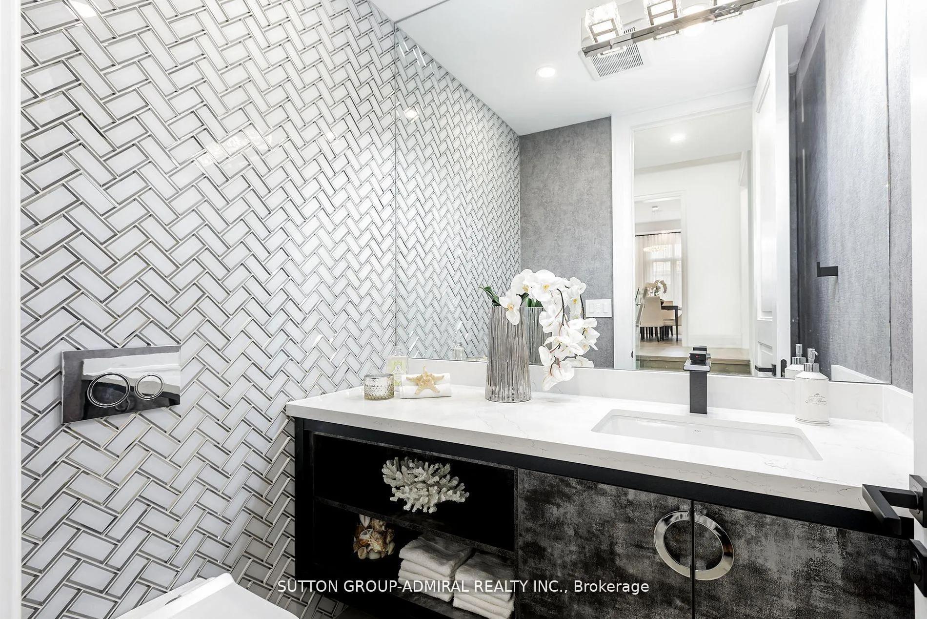Photo 14 of 125 Regina Avenue, Toronto, Englemount-Lawrence — HOMEH