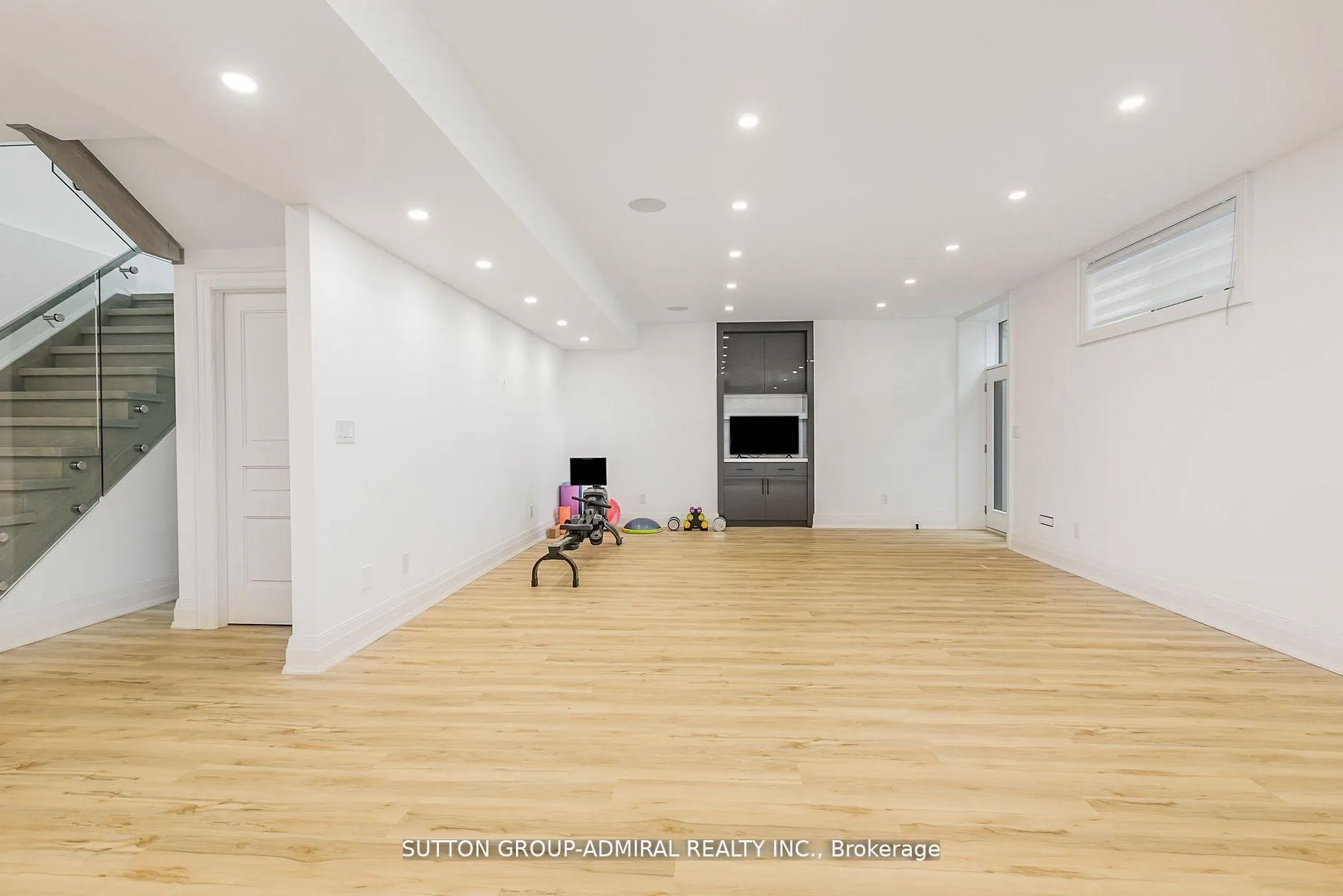Photo 27 of 125 Regina Avenue, Toronto, Englemount-Lawrence — HOMEH