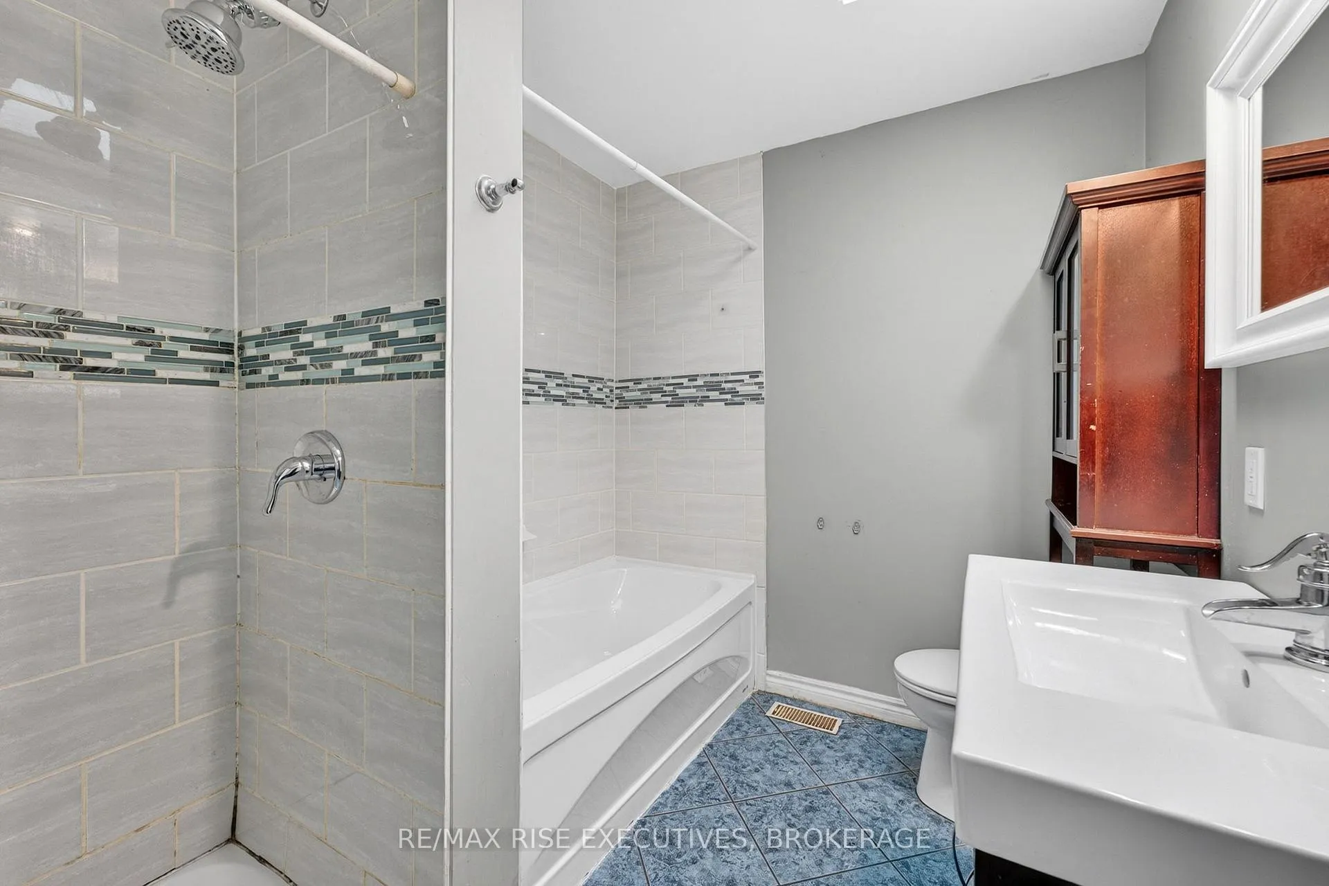 Photo 20 of 29 Seventh Avenue, Kingston, East of Sir John A. Blvd — HOMEH