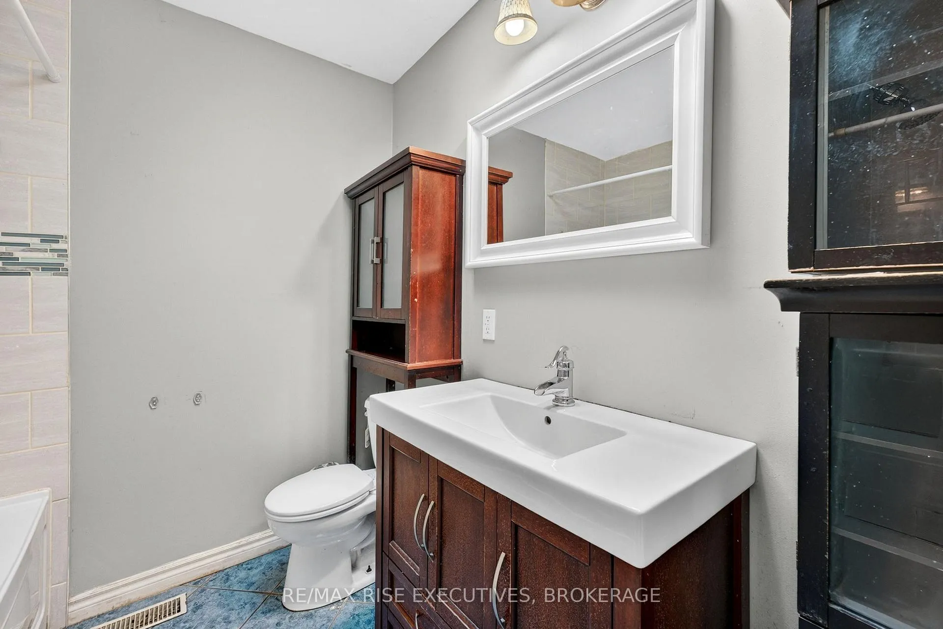 Photo 21 of 29 Seventh Avenue, Kingston, East of Sir John A. Blvd — HOMEH