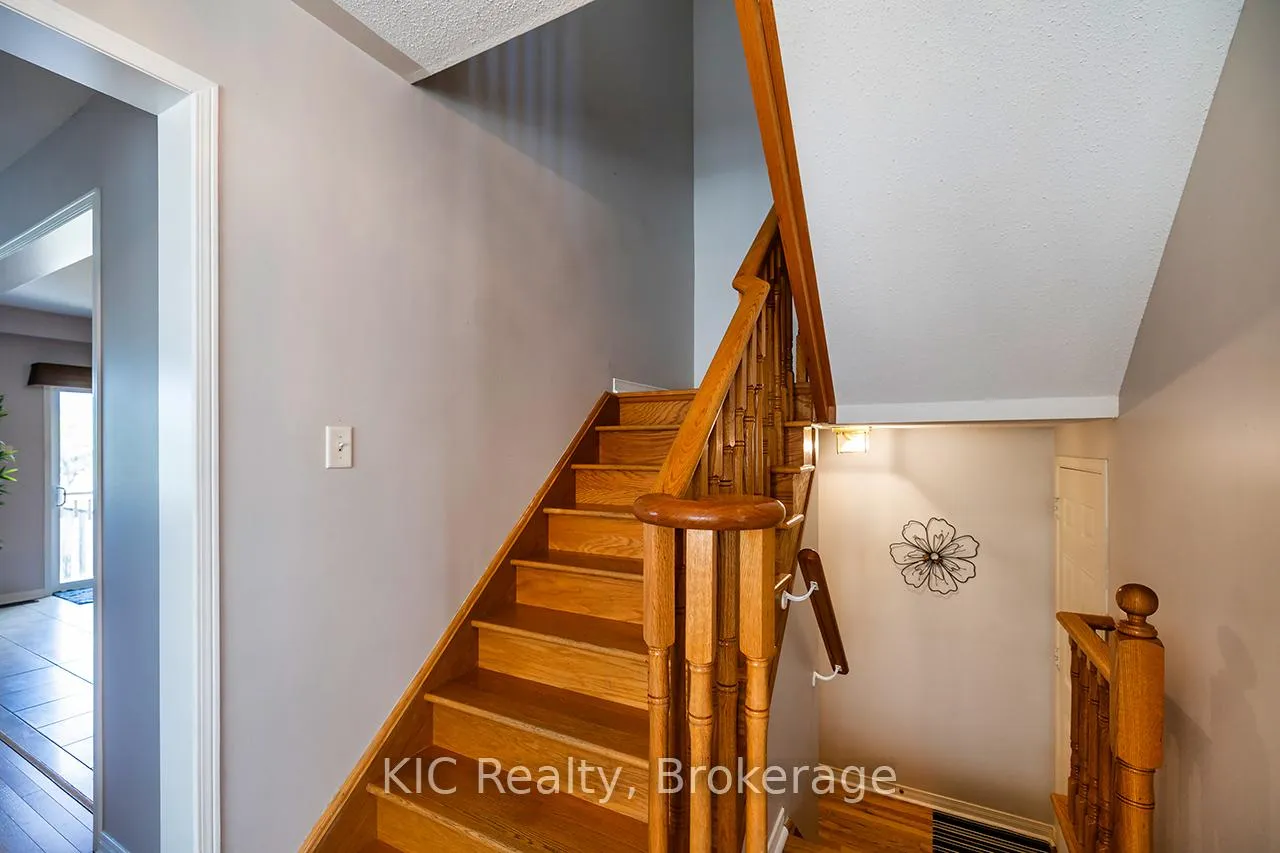 Photo 10 of 40 Puttingedge Drive, Whitby, Rolling Acres — HOMEH