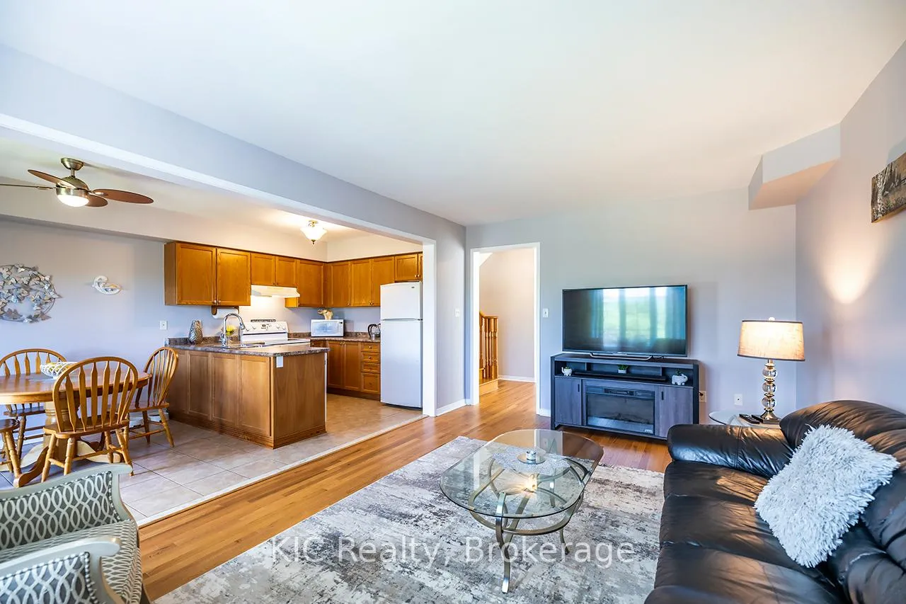 Photo 11 of 40 Puttingedge Drive, Whitby, Rolling Acres — HOMEH
