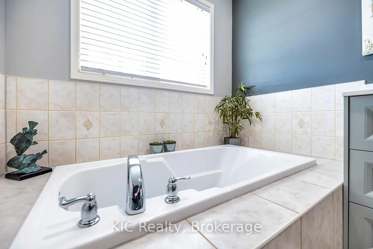 Photo 25 of 40 Puttingedge Drive, Whitby, Rolling Acres — HOMEH