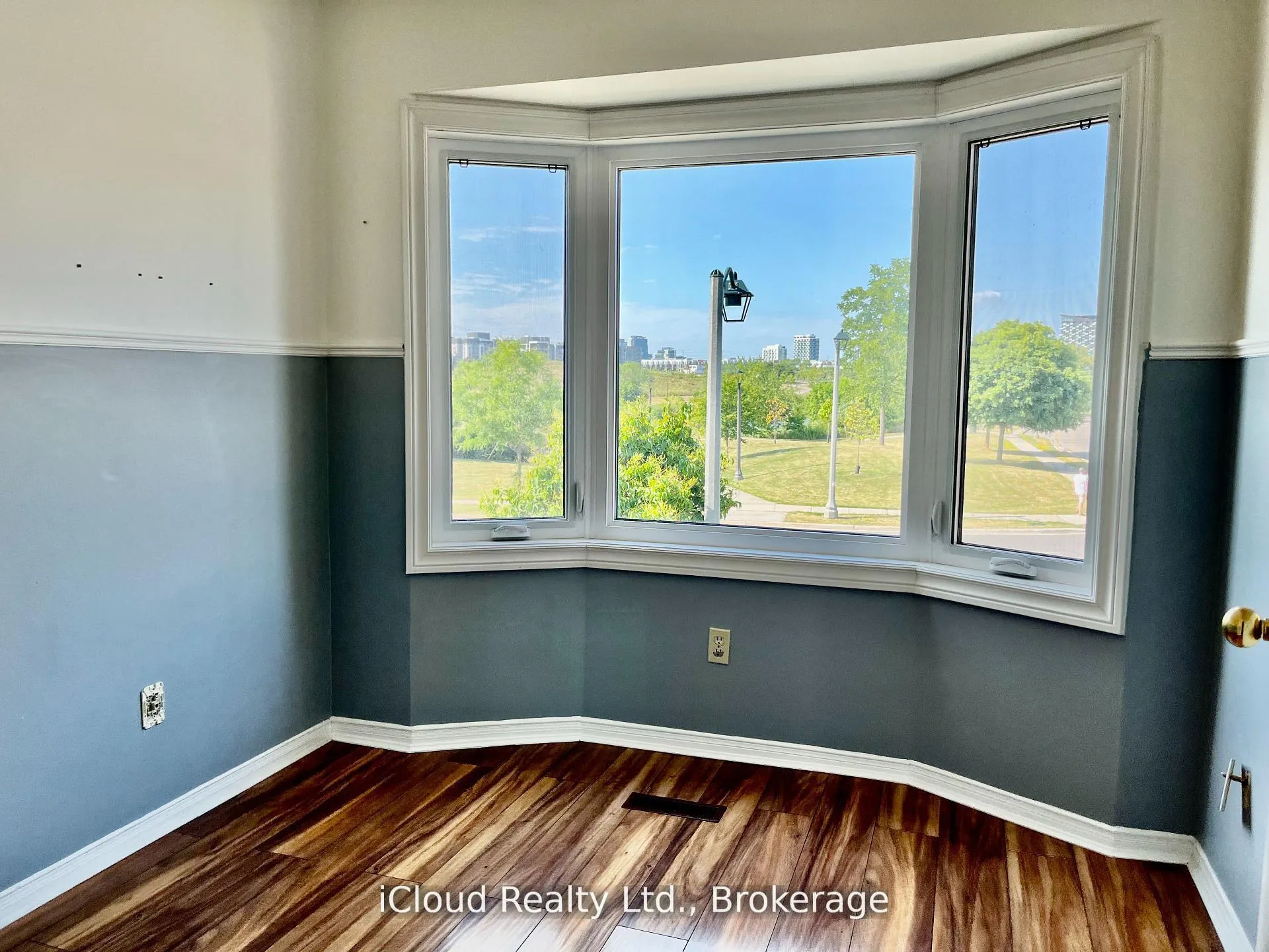 Photo 4 of 40 Glenashton Drive, Oakville, River Oaks — HOMEH