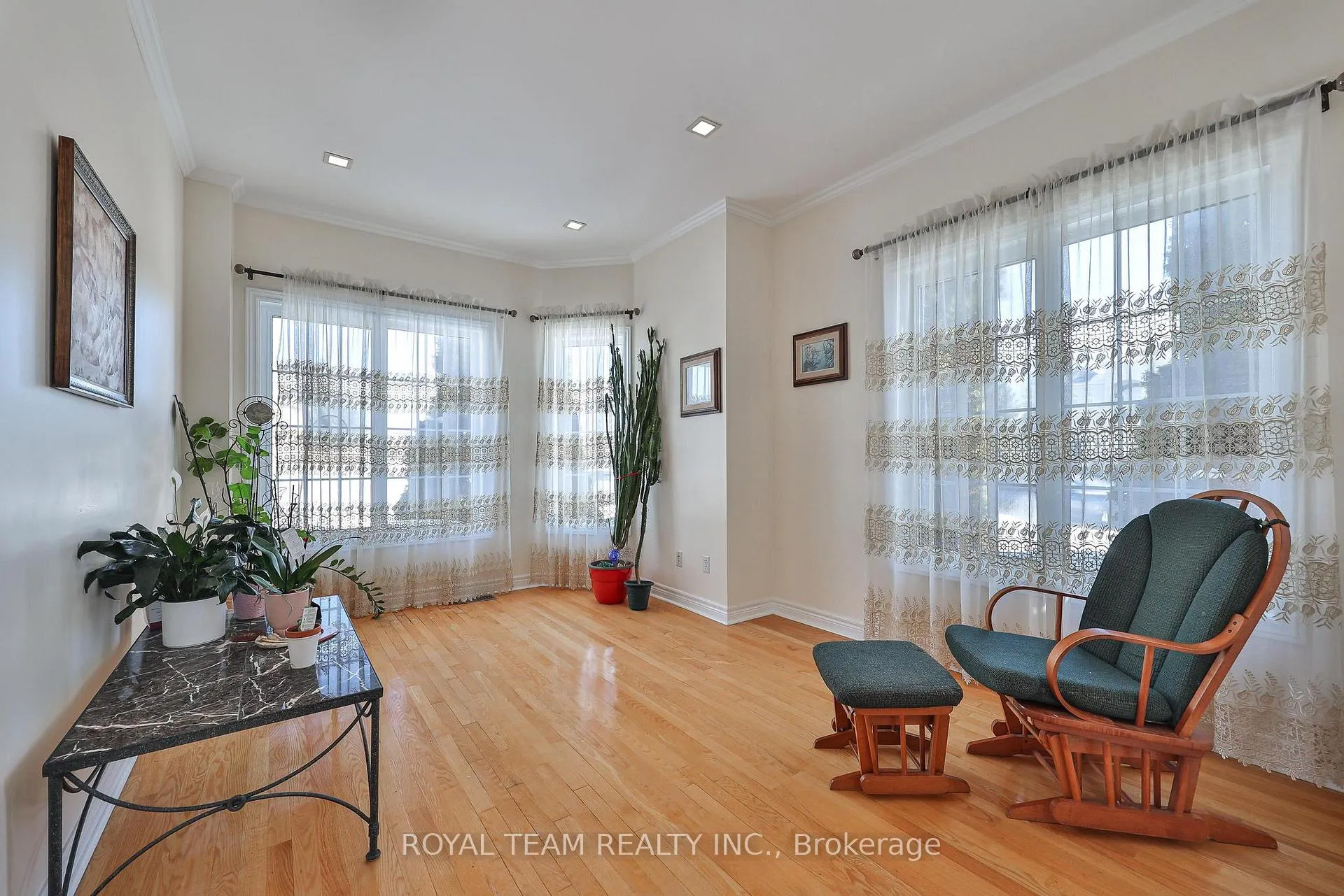 Photo 9 of 2 Sandway Crescent, Vaughan, Maple — HOMEH