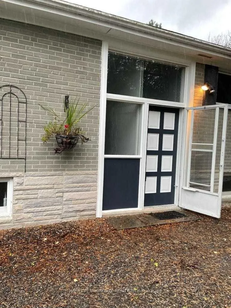 Photo 2 of Unit Main, 21 Algonquin Crescent, Aurora, Aurora Heights — HOMEH
