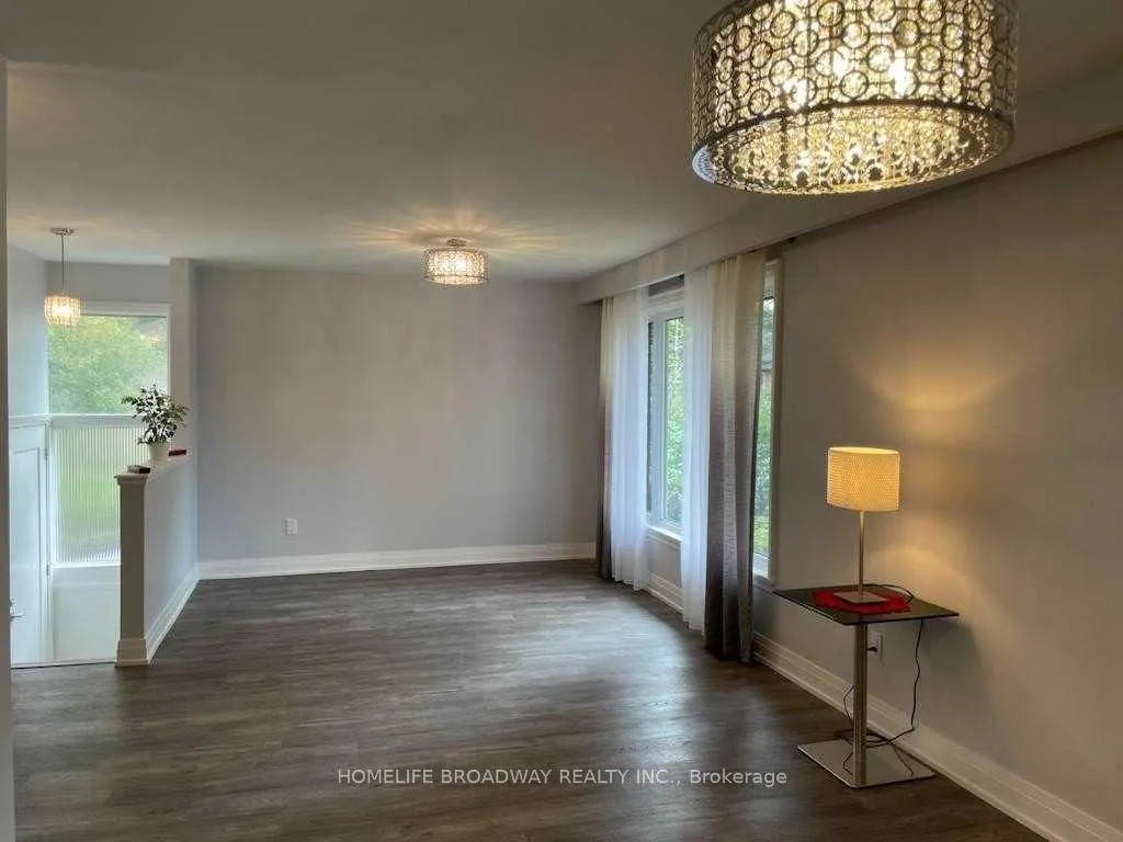 Photo 3 of Unit Main, 21 Algonquin Crescent, Aurora, Aurora Heights — HOMEH