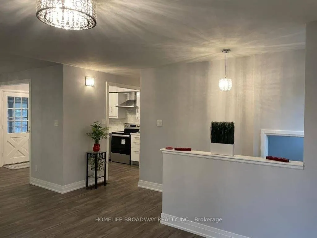 Photo 4 of Unit Main, 21 Algonquin Crescent, Aurora, Aurora Heights — HOMEH