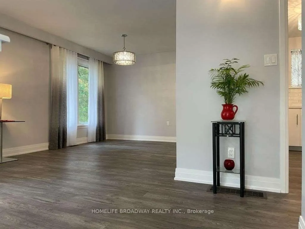 Photo 5 of Unit Main, 21 Algonquin Crescent, Aurora, Aurora Heights — HOMEH