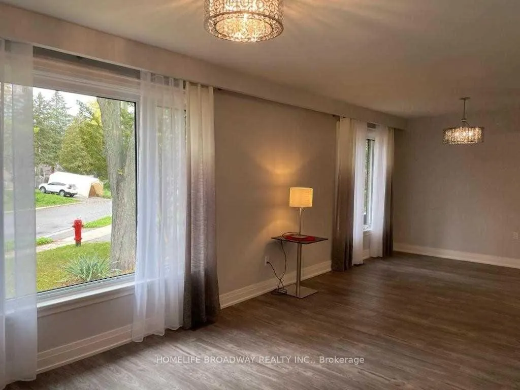 Photo 6 of Unit Main, 21 Algonquin Crescent, Aurora, Aurora Heights — HOMEH