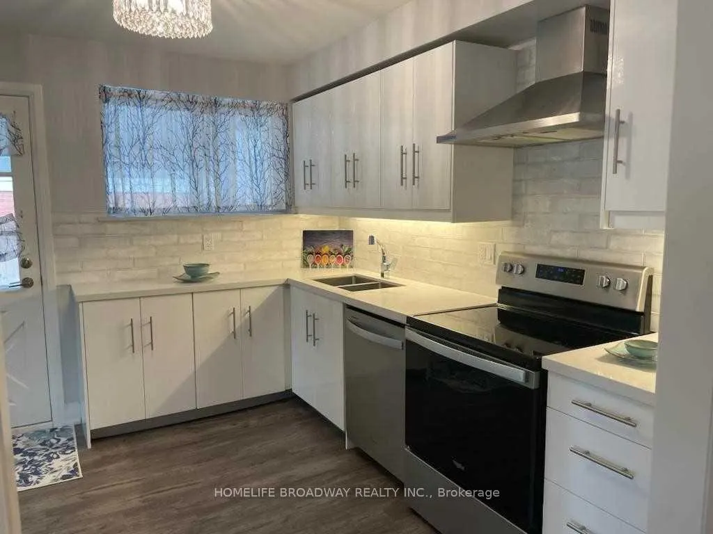 Photo 7 of Unit Main, 21 Algonquin Crescent, Aurora, Aurora Heights — HOMEH