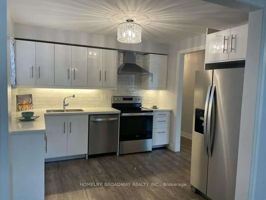 Photo 8 of Unit Main, 21 Algonquin Crescent, Aurora, Aurora Heights — HOMEH