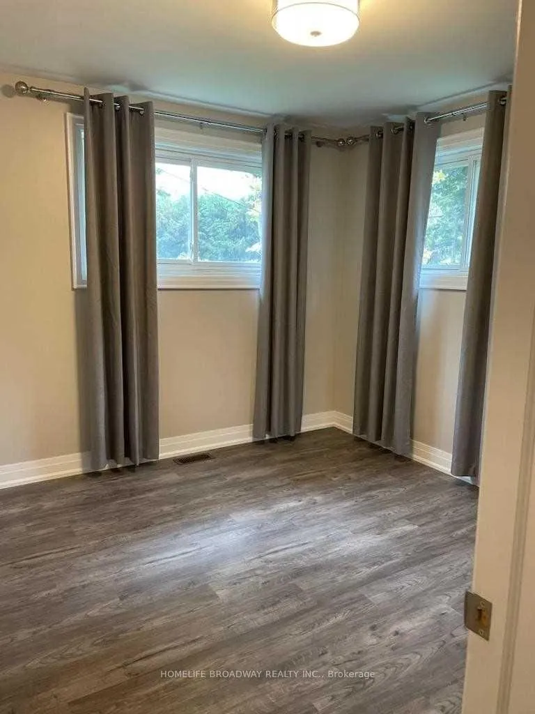Photo 9 of Unit Main, 21 Algonquin Crescent, Aurora, Aurora Heights — HOMEH