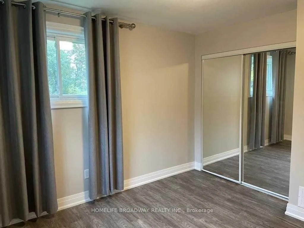 Photo 10 of Unit Main, 21 Algonquin Crescent, Aurora, Aurora Heights — HOMEH