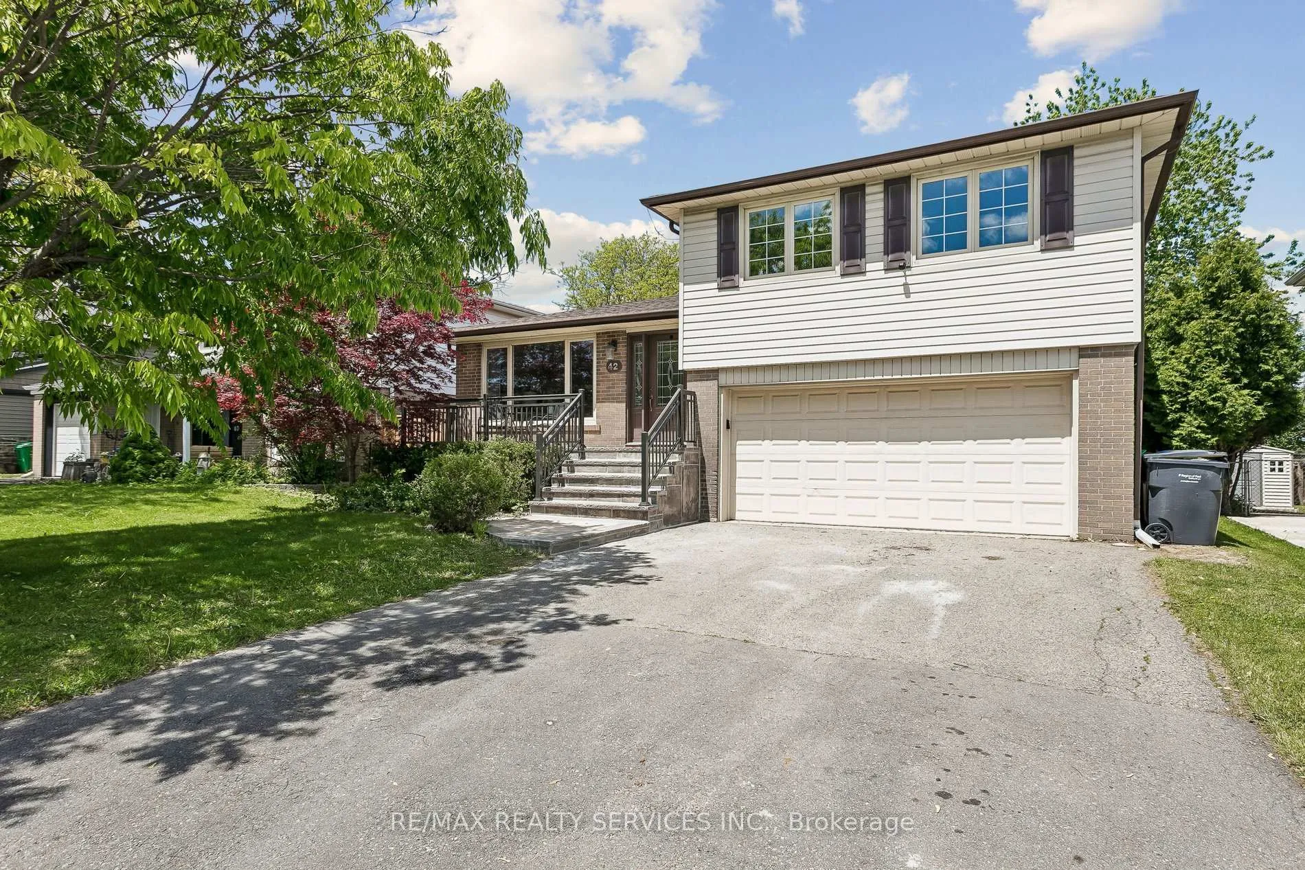 Photo 2 of 42 Watson Crescent, Brampton, Brampton East — HOMEH