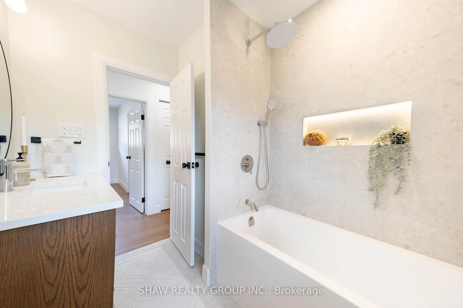 Photo 13 of 22 Charlotte Crescent, Kitchener — HOMEH