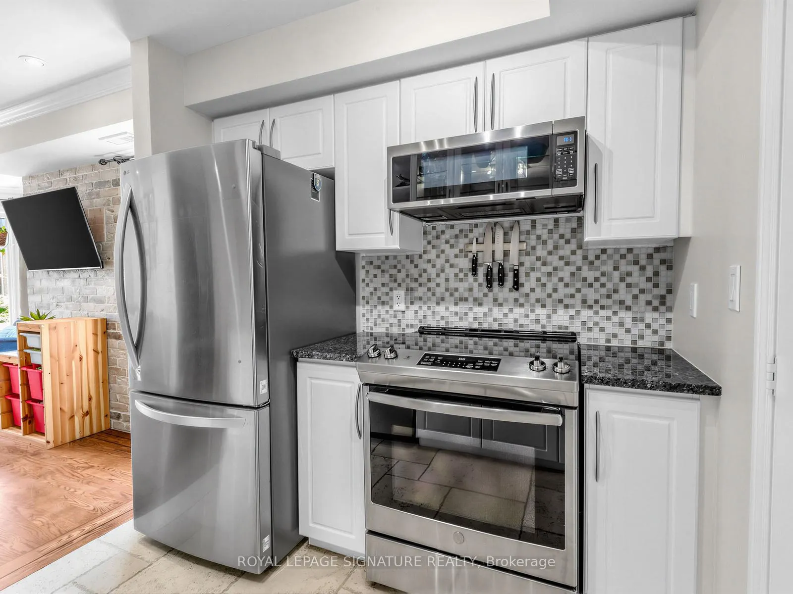 Photo 7 of Unit 201, 72 Aerodrome Crescent, Toronto, Leaside — HOMEH