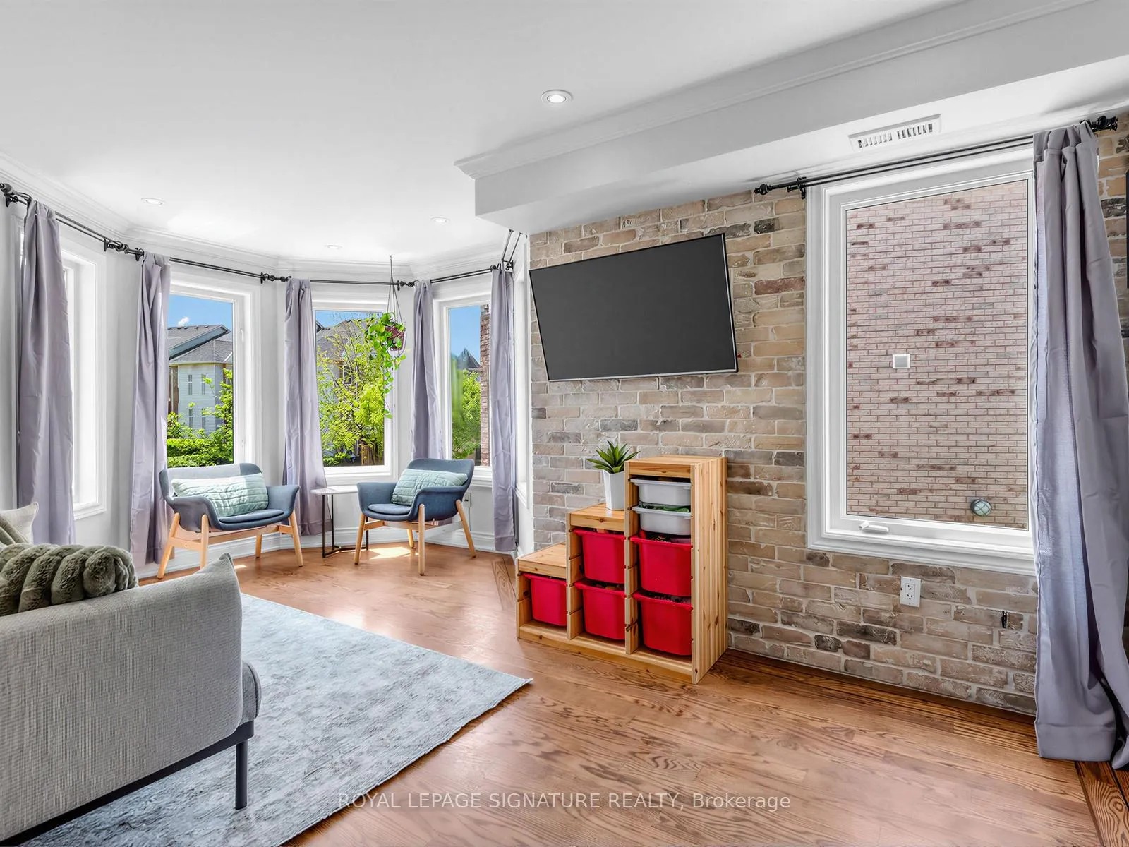 Photo 8 of Unit 201, 72 Aerodrome Crescent, Toronto, Leaside — HOMEH