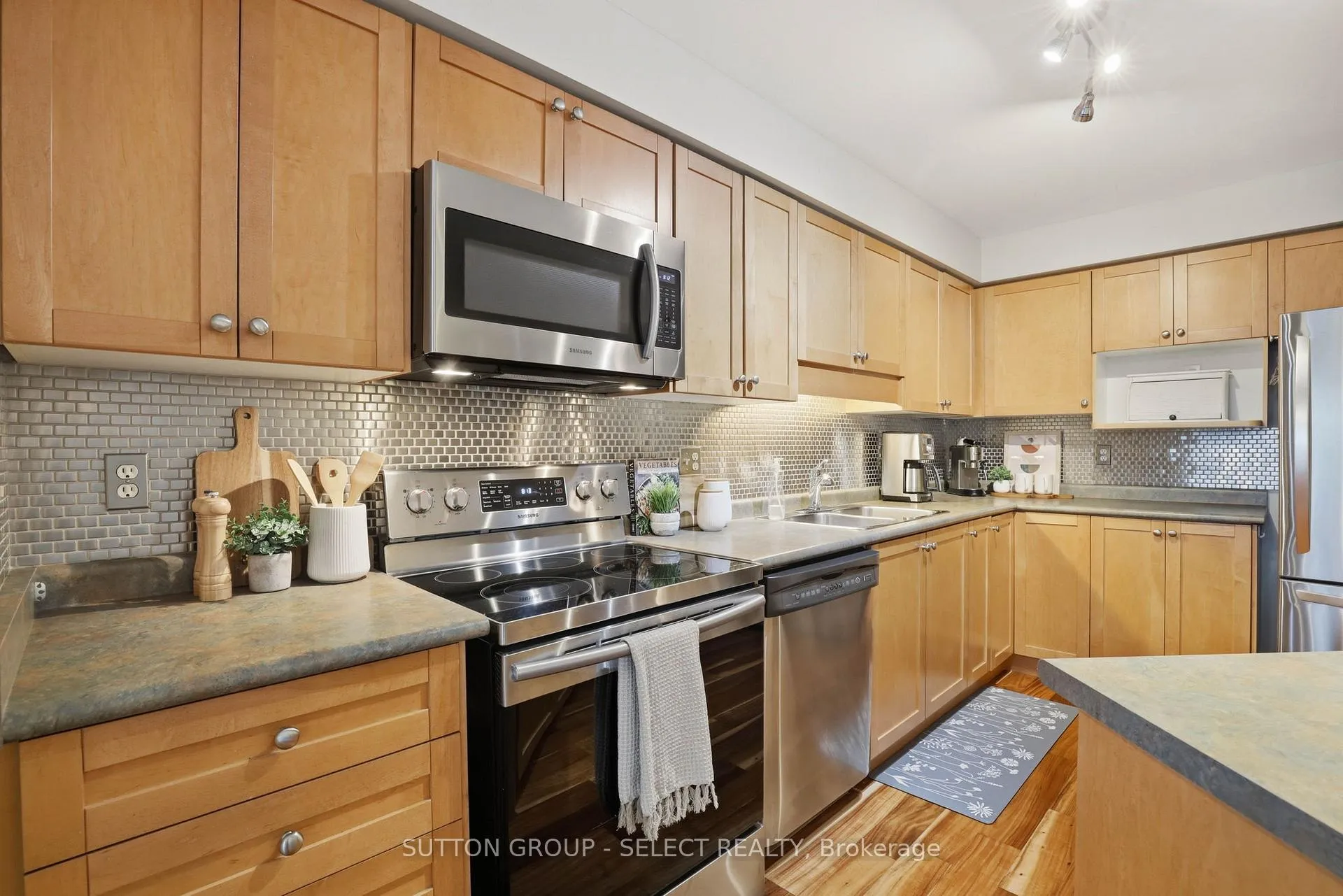 Photo 16 of 760 Silversmith Street, London, North M — HOMEH