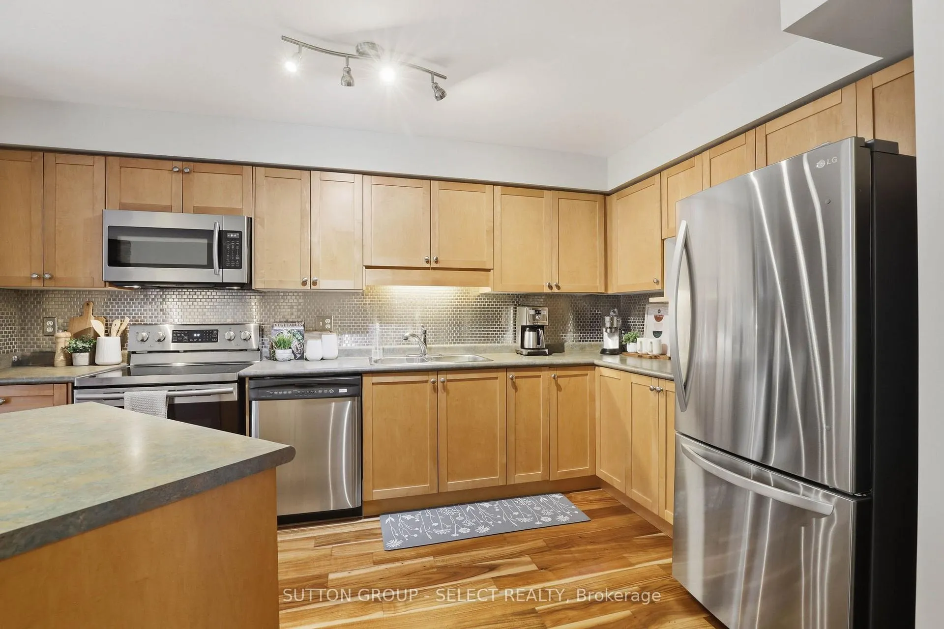 Photo 17 of 760 Silversmith Street, London, North M — HOMEH