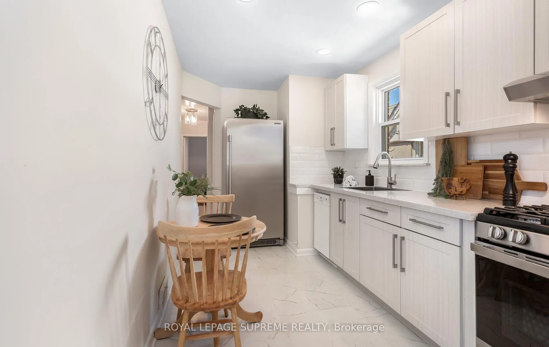 Photo 11 of 16 East Drive, Toronto, Rockcliffe-Smythe — HOMEH