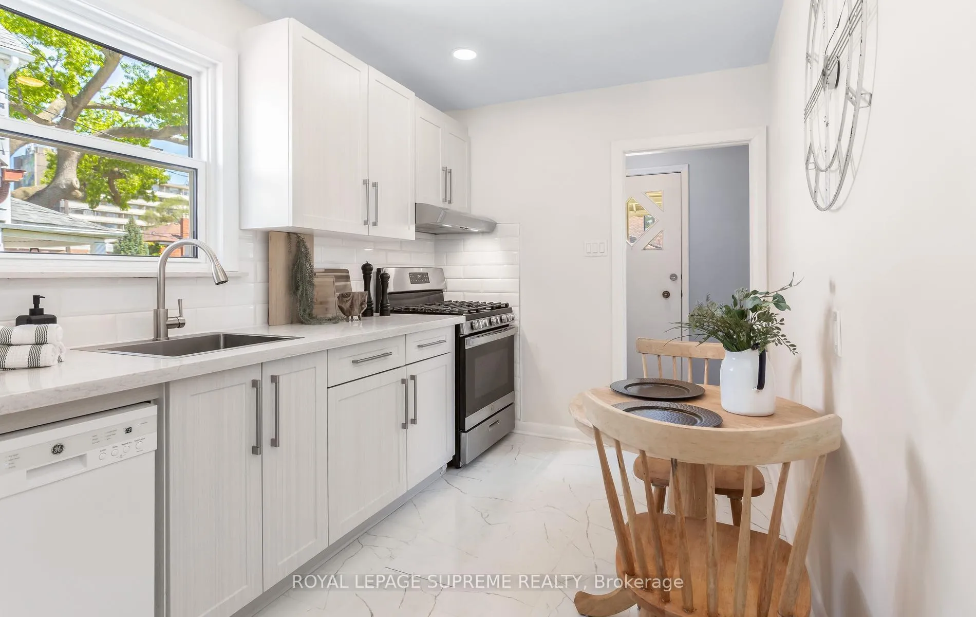 Photo 13 of 16 East Drive, Toronto, Rockcliffe-Smythe — HOMEH