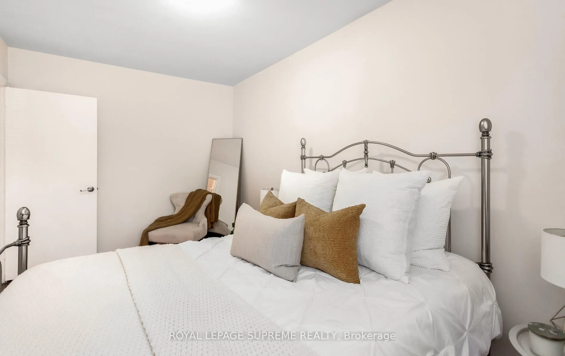 Photo 17 of 16 East Drive, Toronto, Rockcliffe-Smythe — HOMEH