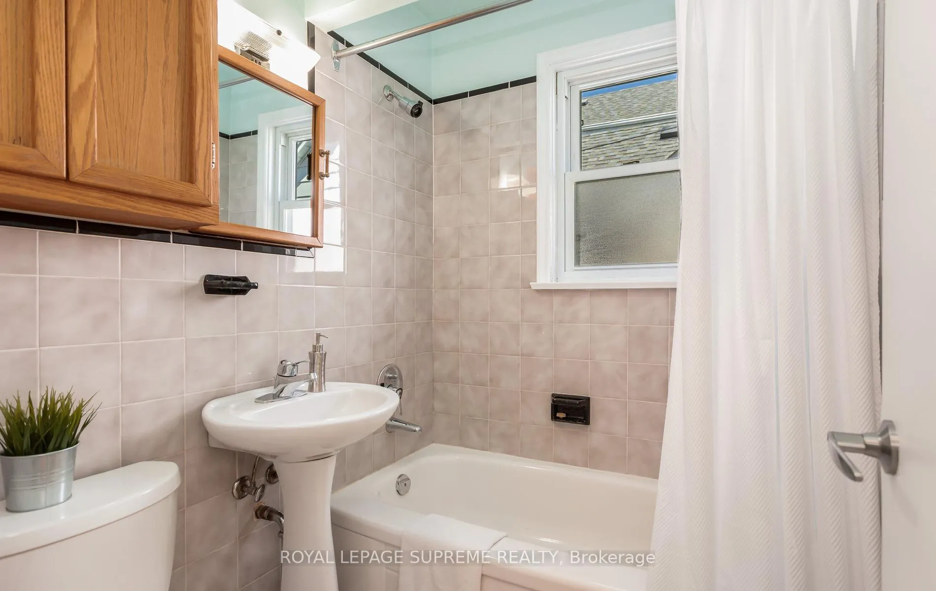 Photo 21 of 16 East Drive, Toronto, Rockcliffe-Smythe — HOMEH