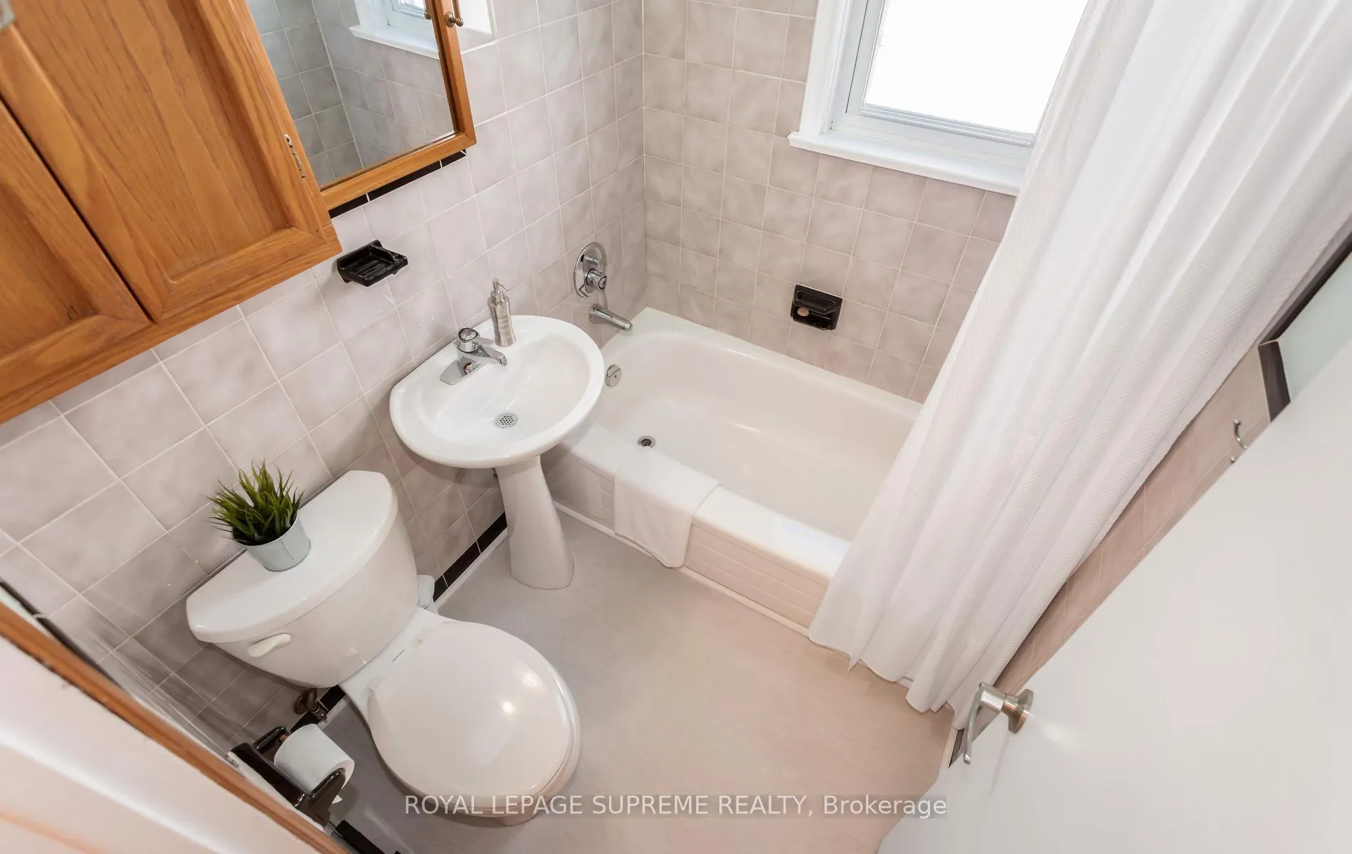 Photo 22 of 16 East Drive, Toronto, Rockcliffe-Smythe — HOMEH
