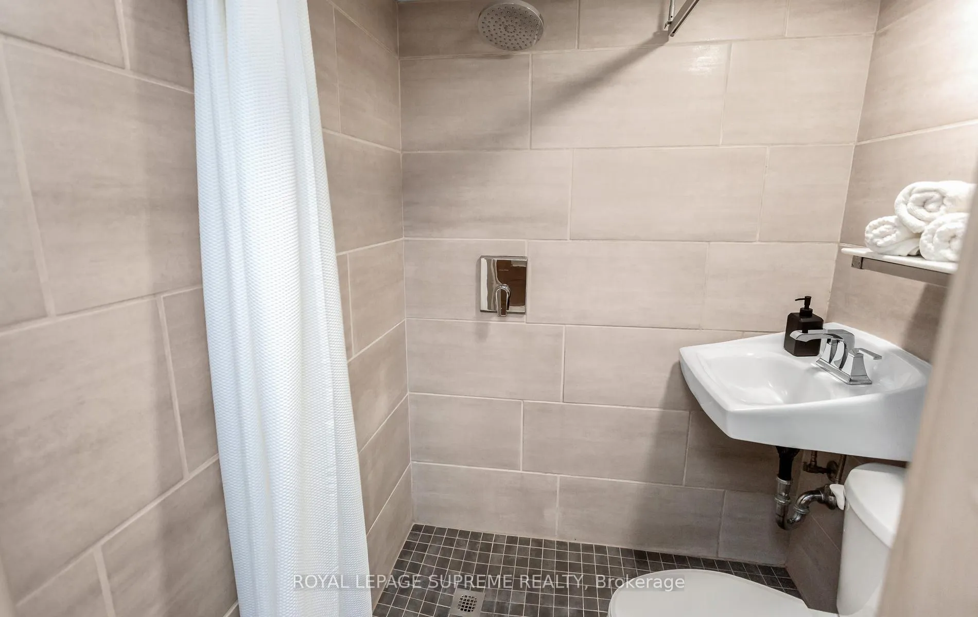 Photo 34 of 16 East Drive, Toronto, Rockcliffe-Smythe — HOMEH