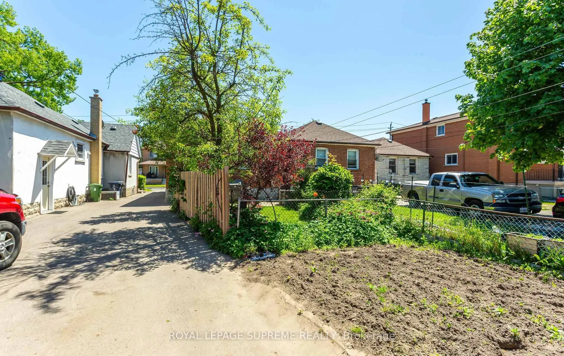 Photo 45 of 16 East Drive, Toronto, Rockcliffe-Smythe — HOMEH
