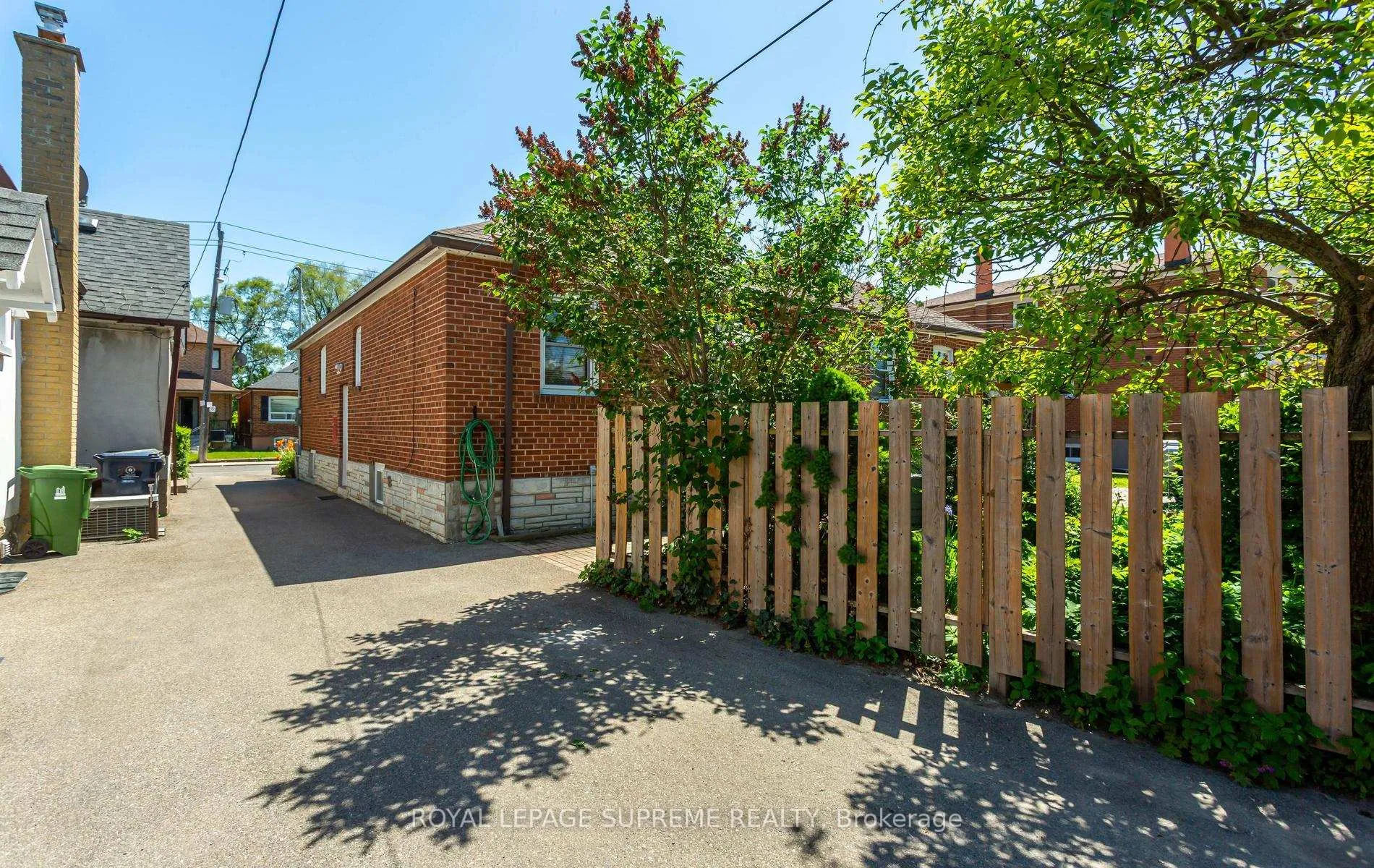 Photo 46 of 16 East Drive, Toronto, Rockcliffe-Smythe — HOMEH