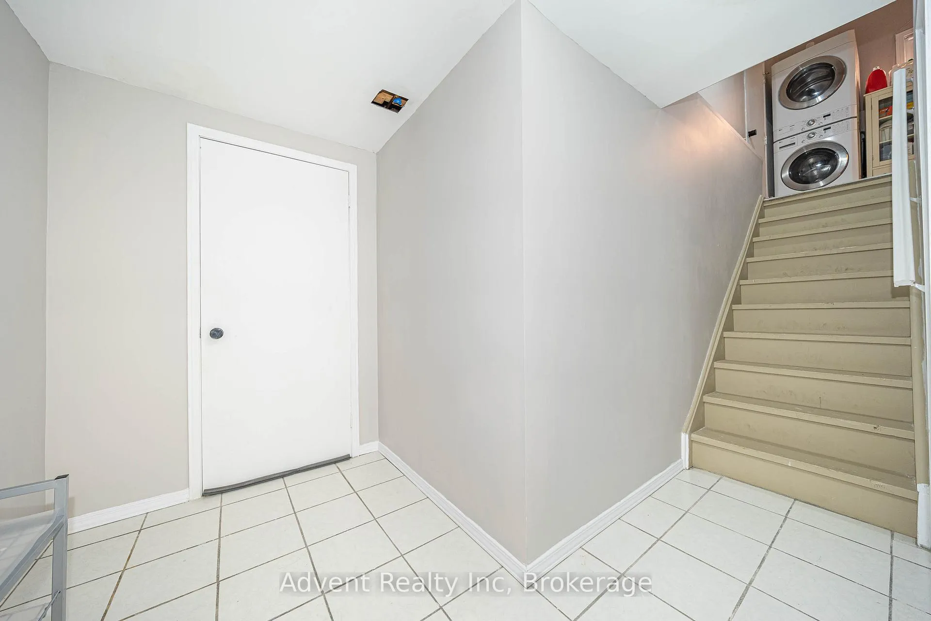 Photo 4 of Unit Bsmt, 49 Cherhill Drive, Vaughan, Maple — HOMEH