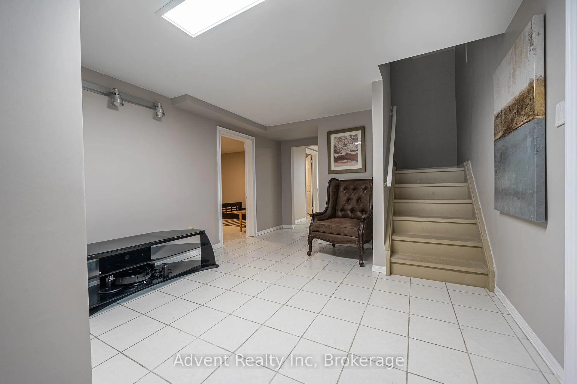 Photo 5 of Unit Bsmt, 49 Cherhill Drive, Vaughan, Maple — HOMEH