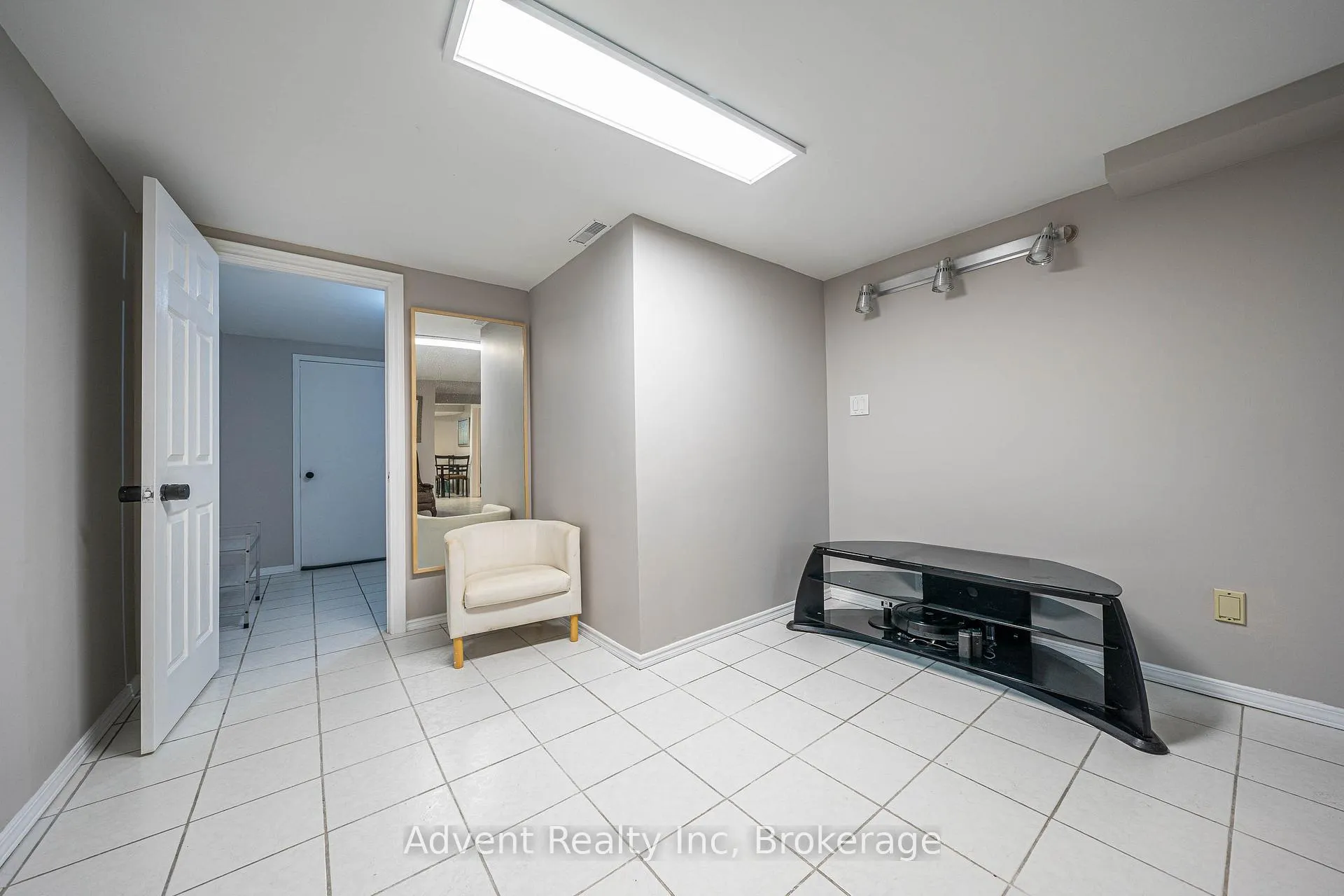 Photo 6 of Unit Bsmt, 49 Cherhill Drive, Vaughan, Maple — HOMEH